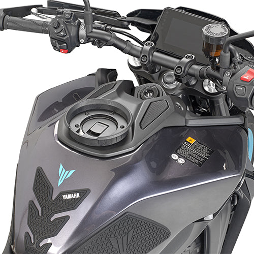 FLANGIA METALLICA BF90 YAMAHA MT-09 2024 X BORSA TANK LOCK GIVI - Della Categoria Borse Serbatoio Tank loock Produttore Givi - A soli €21! Acquista ora su Due Ruote Accessori