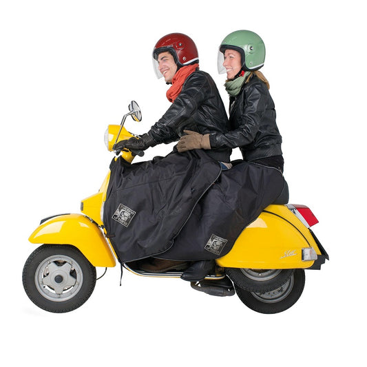 COPRIGAMBE PASSEGGERO NERO R091-SCOOTER TUCANO URBANO - Della Categoria Coprigambe Produttore Tucano Urbano - A soli €56! Acquista ora su Due Ruote Accessori